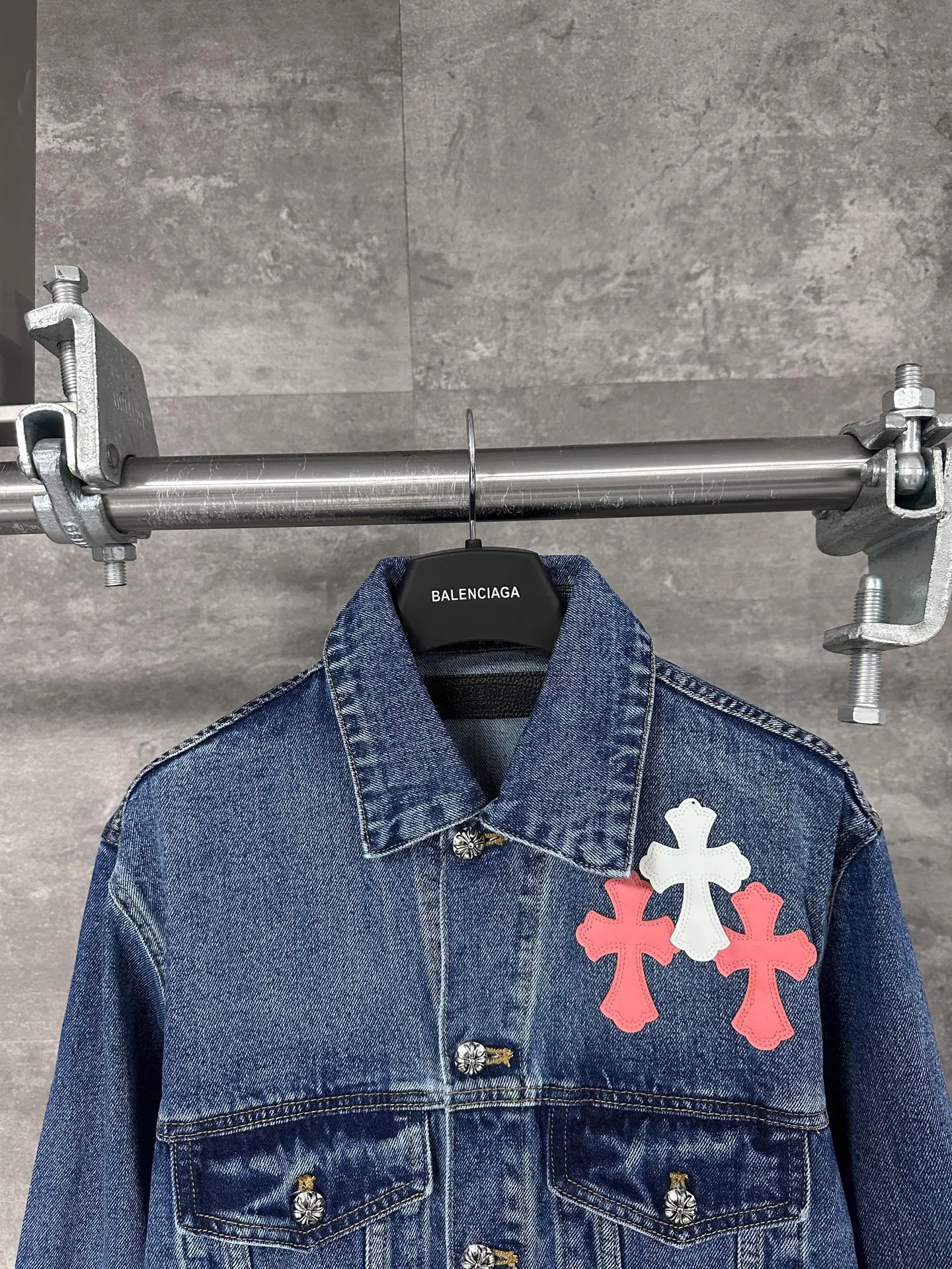 P720 💰 CHrome Hearte cross patchwork leather denim jacket size: S M L Design details: the visual fantasy of Gothic symbols, the multi-dimensional expression of the cross totem: the red and white contrasting cross patches are staggered on the chest and back, making the brand more recognizable; the hollow cross pattern leather splicing on the sleeves combines the mystery of religious symbols with the punk-style deconstructed design. Every detail tells the dark aesthetics of Crowe's heart. Retro distressing with denim texture: Selected denim fabrics are treated with distressing techniques to show natural fading and texture, which not only retains the retro accent of denim items, but also adds a casual sense to the overall look. The ingenuity of hardware and tailoring: The metal buttons and hardware all have Croxin's iconic pattern, which shines exquisitely under the refraction of light; the neat tailoring of the classic denim jacket is suitable for a variety of wearing scenarios, and can create a strong personal style whether it is layered or worn alone. Croxin's denim jacket is not only a piece of clothing, but also a style badge that highlights unique aesthetics and rebellious attitude. For those who pursue individuality, they can leave their own hardcore mark in the fashion field.